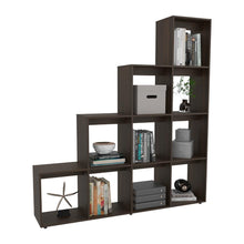 Biblioteca Escalera Ascher, Nogal Europeo, con Variedad de Espacios Para Libros y Artículos Decorativos