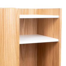 Mesa de Noche Cairo, Fresno Europeo y Blancco Duqueza, con una puerta lateral