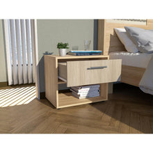 Mesa de Noche Sevin, Fresno Europeo, con espacio para colocar objetos y con deslizadores plásticos