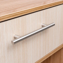 Mesa de Noche Sevin, Fresno Europeo, con espacio para colocar objetos y con deslizadores plásticos