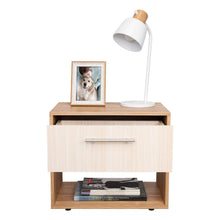 Mesa de Noche Sevin, Fresno Europeo, con espacio para colocar objetos y con deslizadores plásticos