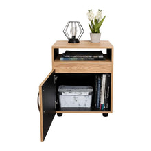 Mesa de Noche Barin, Fresno Europeo y Wengue, con una puerta abatible