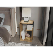 Mesa de Noche Evert, Fresno Europeo y Wengue, con diseño moderno y espacio para ubicar objetos