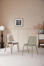 Set de 2 Sillas Barcelona, Color Taupe, con Espaldar en Líneas Diseño Moderno