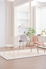Set de 2 Sillas Barcelona, Color Taupe, con Espaldar en Líneas Diseño Moderno