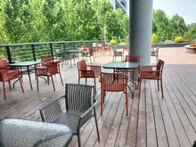 Silla Madrid con Brazos, Color Rojo, Con espaldar y diseño Moderno X4