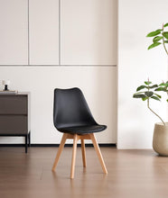 Set de 2 Sillas Fyn, Negro, Diseño Minimalista con Espaldar, Cojín y Patas de Madera
