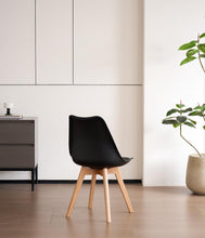 Set de 6 Sillas Fyn, Negro, Diseño Minimalista con Espaldar, Cojín y Patas de Madera