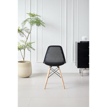 Set de 4 Sillas Aira, Color Negro, con Espaldar y Patas en Madera