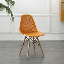 Silla Aira, Color Naranja, con Espaldar y Patas en Madera