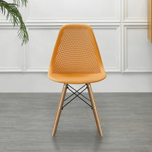 Silla Aira, Color Naranja, con Espaldar y Patas en Madera