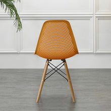 Silla Aira, Color Naranja, con Espaldar y Patas en Madera
