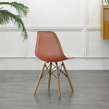 Silla Aira, Color Salmón, con Espaldar y Patas en Madera