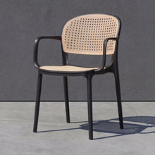 Silla con Brazos Nest, Color Negro y Beige, Con espaldar y asiento en rejilla