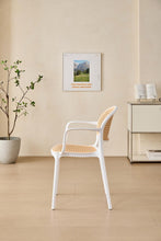Set de 4 Sillas con Brazos Nest, Color Blanco y Beige, con Espaldar y Asiento en Rejilla