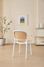 Set de 4 Sillas con Brazos Nest, Color Blanco y Beige, con Espaldar y Asiento en Rejilla