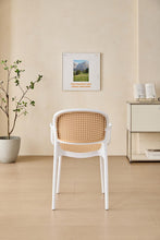 Set de 2 Sillas con Brazos Nest, Color Blanco y Beige, con Espaldar y Asiento en Rejilla