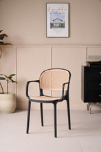 Set de 2 Sillas con Brazos Nest, Color Negro y Beige, con Espaldar y Asiento en Rejilla
