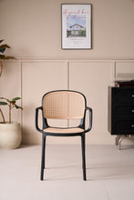 Set de 2 Sillas con Brazos Nest, Color Negro y Beige, con Espaldar y Asiento en Rejilla