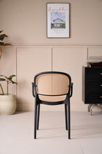 Set de 2 Sillas con Brazos Nest, Color Negro y Beige, con Espaldar y Asiento en Rejilla
