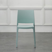Silla Soho, Azul Claro, con Espaldar Cerrado y Diseño Minimalista