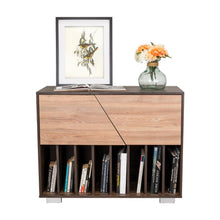 Mueble Auxiliar Orus, Caoba y Miel, con Patas En Acero y Espacio Para Objetos Decorativos