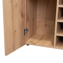 Bar Alto Yeko, Café Claro, con gran capacidad para ubicar botellas y copas