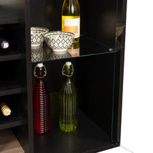 Bar Ozzy, Wengue y Milan, con espacio para organizar licores y vasos