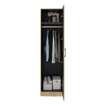 Closet Cley, Fresno Europeo y Wengue, con un tubo de acero cromado para colgar ropa