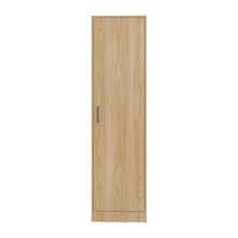 Closet Cley, Fresno Europeo y Wengue, con un tubo de acero cromado para colgar ropa