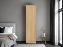Closet Cley, Fresno Europeo y Wengue, con un tubo de acero cromado para colgar ropa
