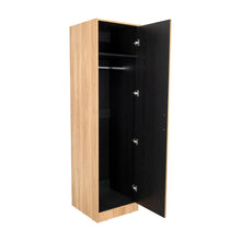 Closet Cley, Fresno Europeo y Wengue, con un tubo de acero cromado para colgar ropa