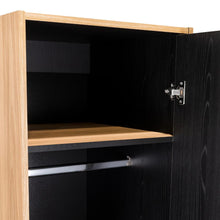 Closet Cley, Fresno Europeo y Wengue, con un tubo de acero cromado para colgar ropa