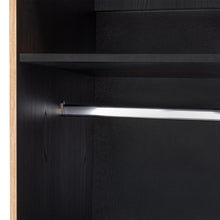 Closet Cley, Fresno Europeo y Wengue, con un tubo de acero cromado para colgar ropa