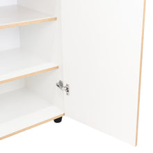 Closet Poche, Café Claro y Blanco, con Tres Cajones Organizadores y Tres Tubos Cromados