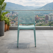 Silla Manhattan, Azul Claro, con Espaldar en Rejilla y Diseño Minimalista