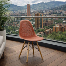 Silla Aira, Color Salmón, con Espaldar y Patas en Madera