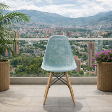 Silla Aira, Color Azul Claro, con Espaldar y Patas en Madera