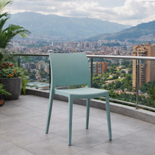 Silla Soho, Azul Claro, con Espaldar Cerrado y Diseño Minimalista