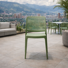 Silla Manhattan, Verde, con Espaldar en Rejilla y Diseño Minimalista