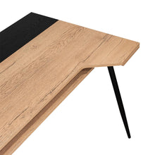 Escritorio Troet, Macadamia y Negro, con amplia superficie de trabajo