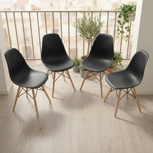 Set de 4 Sillas Eames, Color Negro, con Patas de Madera