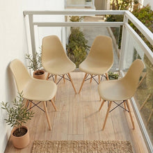 Set de 4 Sillas Eames, Color Taupe, con Patas de Madera