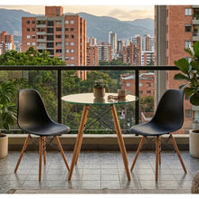 Set de 4 Sillas Eames, Color Negro, con Patas de Madera