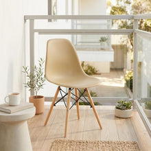 Silla Eames, Color Taupe, con Patas de Madera