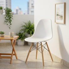Silla Eames, Color Blanco, con Patas de Madera