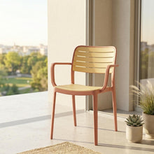 Silla con Brazos Carolina, Terracota y Beige, y Espaldar de Líneas Horizontales