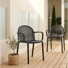 Set de 2 Sillas Marruecos con Brazos, Negro, con Espaldar en Rayas y Diseño Minimalista