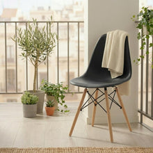 Silla Eames, Color Negro, con Patas de Madera