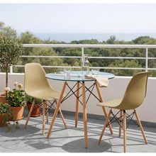 Silla Eames, Color Taupe, con Patas de Madera